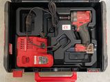 une trousse à outils dans un coffret, avec une perceuse filaire