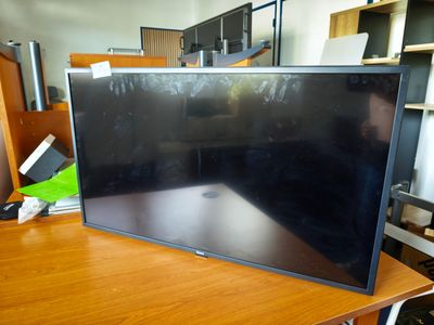une photo d'un téléviseur à écran plat posé sur un bureau