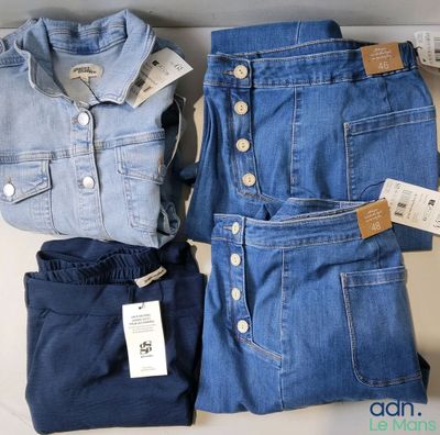 deux paires de jeans bleus et une veste en jean posées sur une étagère