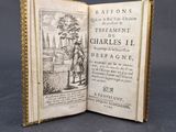un livre ouvert devant lequel se tient un homme