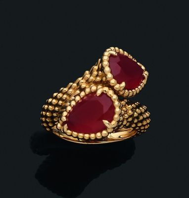 une bague en or 18 carats et rubis, signée Van Cleef
