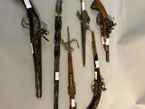 de nombreux types d'armes à feu exposés sur un fond blanc