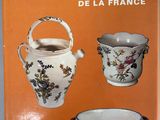 un livre sur lequel figure l'image d'un vase et d'un bol