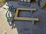 un chariot jaune et vert posé par terre à côté d'un tas de vieilleries