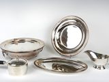 un plateau en argent avec une cuillère, un bol et une théière