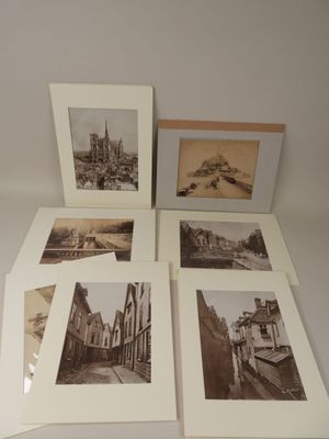 quatre photographies en noir et blanc d'une rue avec des bâtiments et un pont