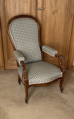 une chaise qui se trouve dans le coin d'une pièce