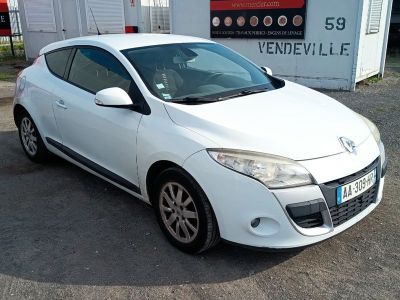 une photo d'une voiture blanche garée devant une station-service