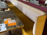 une table avec un miroir et un banc dans une pièce