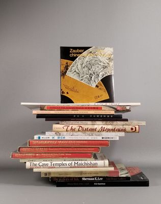 plusieurs livres empilés sur une table
