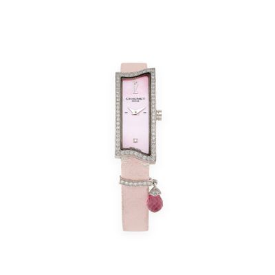 La montre est rose et comporte un pendentif en forme de cœur sur le bracelet.