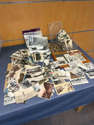 une table avec un tas de vieilles photos dessus
