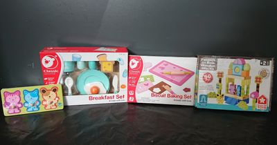 Lot de 4 jouets HOUSE OF TOYS composé de: 1 Jeu de formes en…