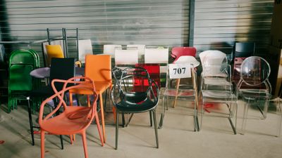 un grand nombre de chaises dans une pièce