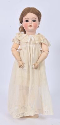 une poupée ancienne en porcelaine représentant une femme en robe blanche