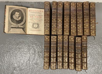 plusieurs vieux livres posés sur une table à côté d'un livre