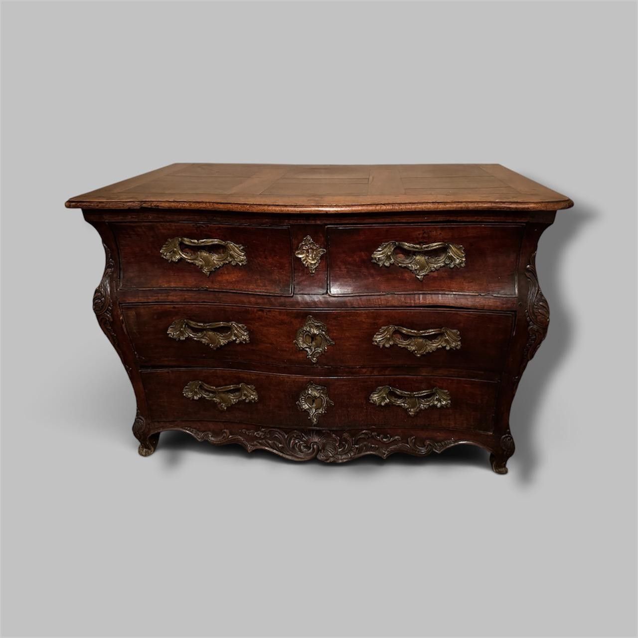 Commode de style tombeau d'époque LOUIS XV à façade et cotés…