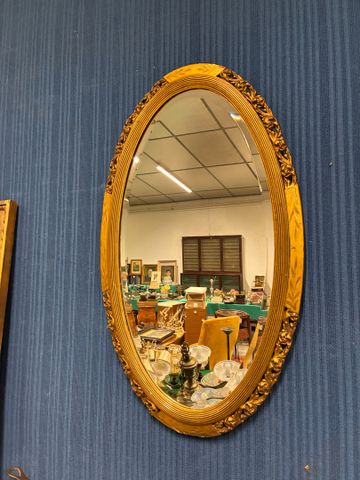Miroir ovale, cadre doré ajouré, miroir biseauté, vers 1930. 89 x