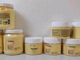 plusieurs pots de peinture jaune posés sur une table