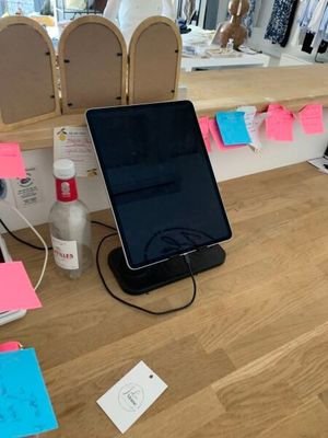un ordinateur portable posé sur un bureau en bois
