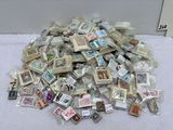 une pile de timbres posée sur une table