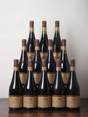 un groupe de bouteilles de vin posées sur une table en bois