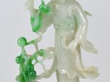 figurine chinoise en jade sculpté représentant une femme tenant une fleur