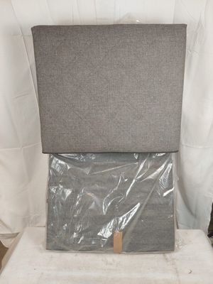 une chaise emballée dans du plastique et posée par terre