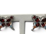 une paire de boucles d'oreilles en forme de papillon ornées de pierres multicolores