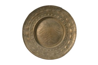 une assiette en or sur fond blanc, avec un fond blanc