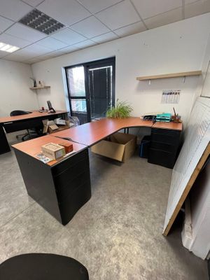 une photo d'un bureau avec un bureau et une chaise