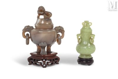 deux vases posés l'un à côté de l'autre sur une table