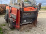 un tracteur garé sur un terrain en terre battue