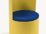 une chaise jaune sur laquelle est posé un coussin bleu