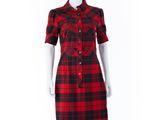 une robe à carreaux rouges et noirs sur un mannequin, un mannequin, un mannequin, un mannequin, un mannequin, un mannequin, un mannequin, un mannequin