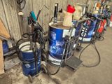 plusieurs fûts de bière posés les uns à côté des autres sur le sol
