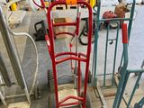 un diable rouge qui se trouve dans un entrepôt