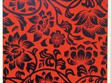 un imprimé floral rouge et noir sur fond blanc