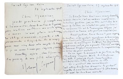 une vieille lettre manuscrite, sur laquelle repose un stylo, posée sur une feuille de papier