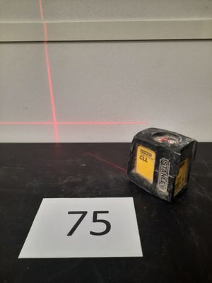 une photo d'une feuille de papier sur laquelle est posé un laser