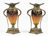 deux vases ornés de cornes sur fond blanc