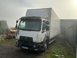 un camion blanc garé dans la poussière