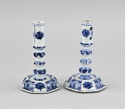 paire de bougeoirs bleus et blancs ornés de motifs floraux