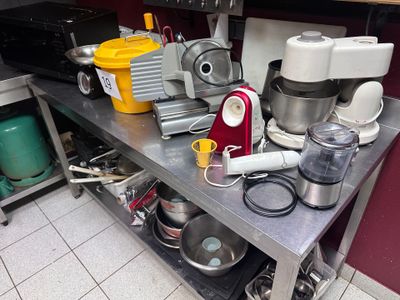 une table sur laquelle sont posés tout un tas d'appareils électroménagers