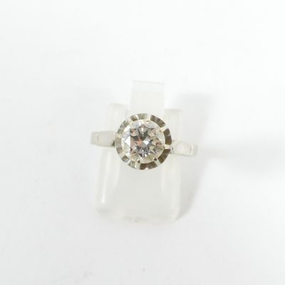 gros plan d'une bague en diamant sur une surface blanche