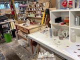 une table avec beaucoup d'objets dans une pièce