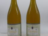 deux bouteilles de vin blanc posées l'une à côté de l'autre sur une table