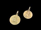 une paire de boucles d'oreilles en forme de pièces d'or sur lesquelles est représentée une femme