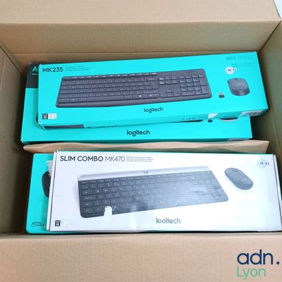 deux boîtes contenant chacune un clavier et une souris, elles-mêmes placées dans un carton