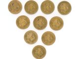un tas de pièces d'or disposées en forme de cœur